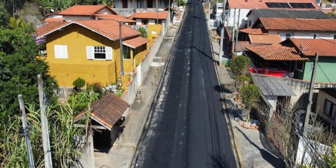 Rua Maria de Moraes Lima recebe  massa asfáltica