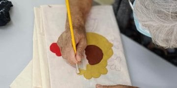 Oficinas oferecem aulas gratuitas de pintura em tecido