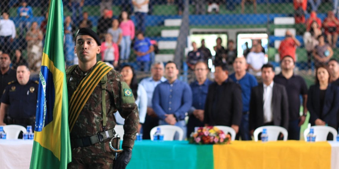 Mais de 200 Jovens Participam de Juramento à Bandeira