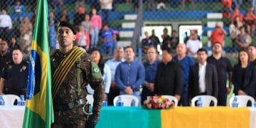 Mais de 200 Jovens Participam de Juramento à Bandeira