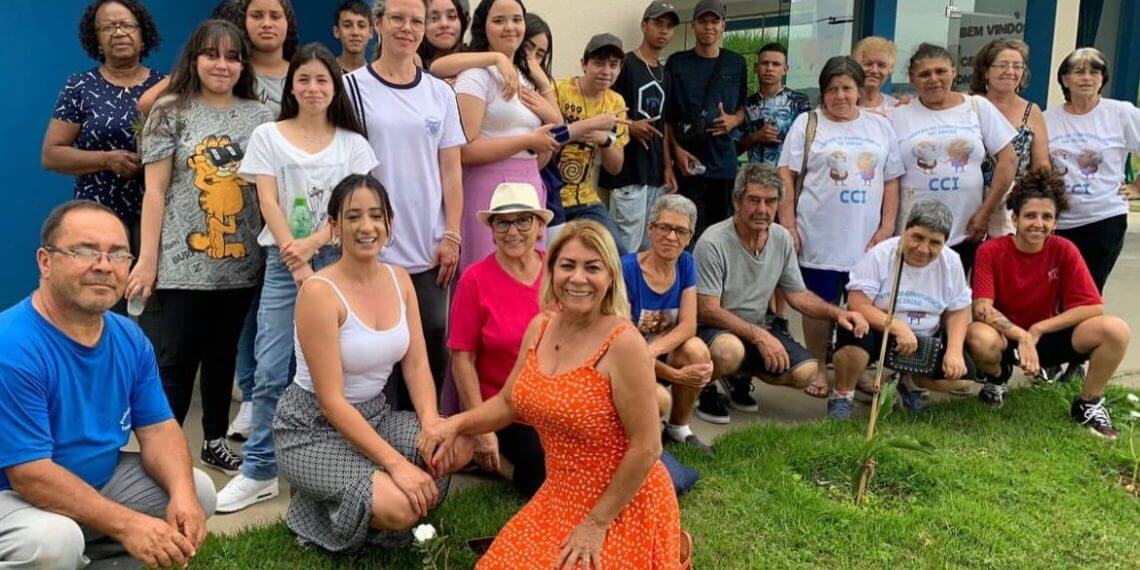 ESTUDANTES DA ESCOLA LAURINDA REALIZAM PLANTIO DE ÁRVORES NO CENTRO DE CONVIVÊNCIA DO IDOSO