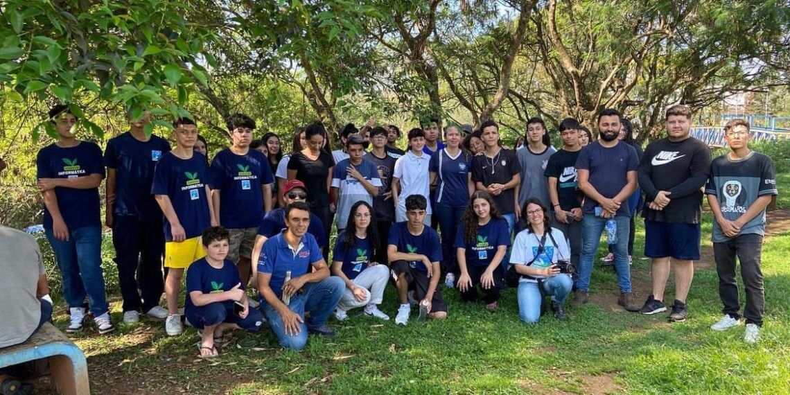 Alunos participam de instalação de barreira ambiental no Rio Sorocabuçu