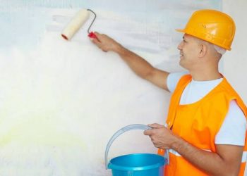 Aprenda técnicas de reparo e pintura em edificações.