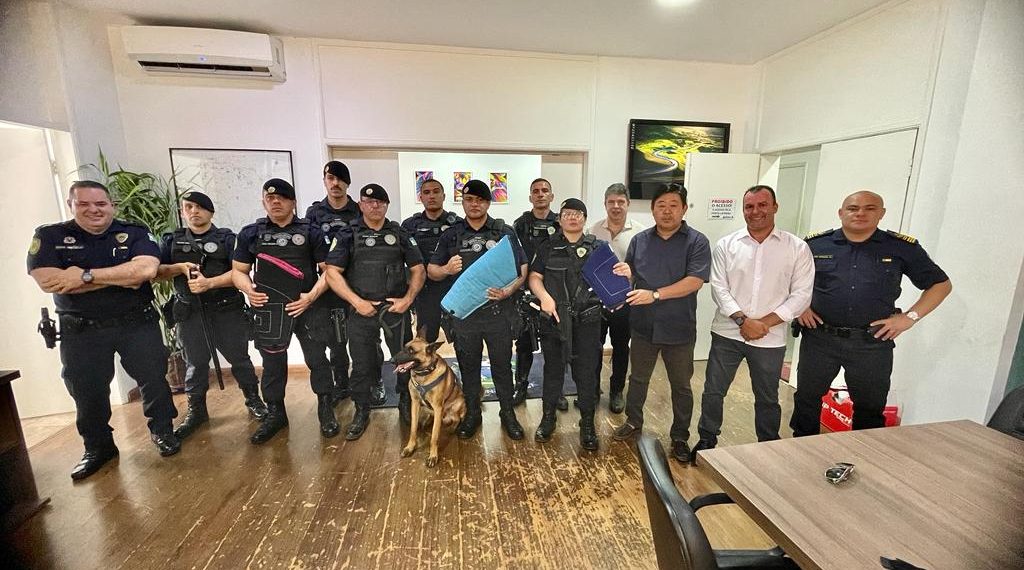 Entrega de certificados e equipamentos à GCM.