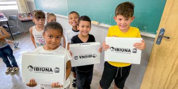 +DE 8.000 MIL KITS ESCOLARES ESTÃO SENDO ENTREGUES PARA OS ALUNO DE TODA A REDE DE ENSINO