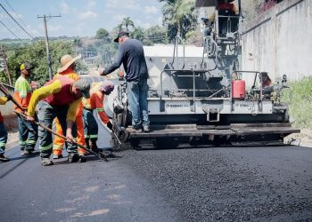 PREFEITURA FAZ RECAPEAMENTO DA RUA GUILHERMINA, NO RIO DE UNA