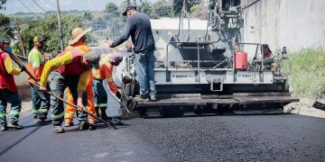 PREFEITURA FAZ RECAPEAMENTO DA RUA GUILHERMINA, NO RIO DE UNA