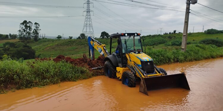 Prefeitura alerta para obstrução de sangrias em estradas durante período chuvoso
